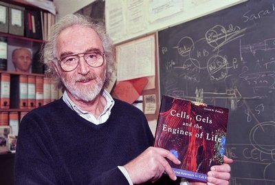 20010425_pid12520_aid12517_pollackwithbook_w400
